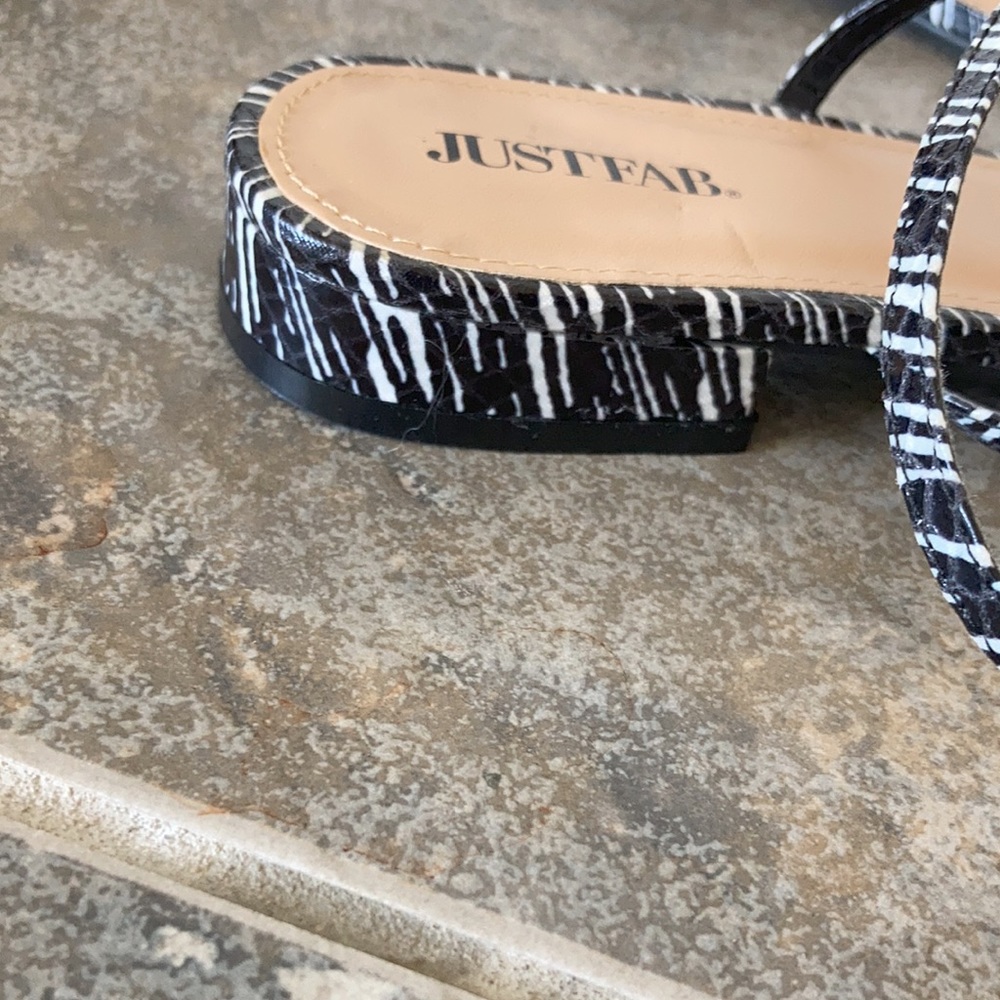 HP⭐️ JUSTFAB NWOT On the Run Black & White Chevron Thong Strap S… - Picture 5 of 9
